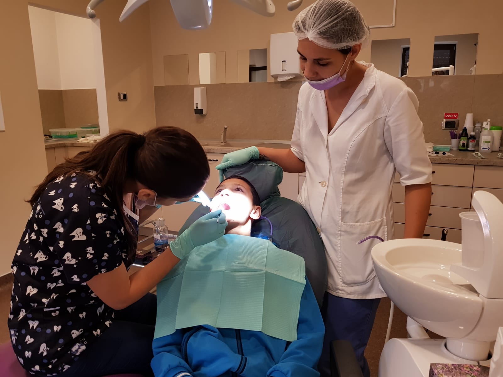 Proiectul „Dăruieşte un zâmbet” continuă şi în noul an universitar