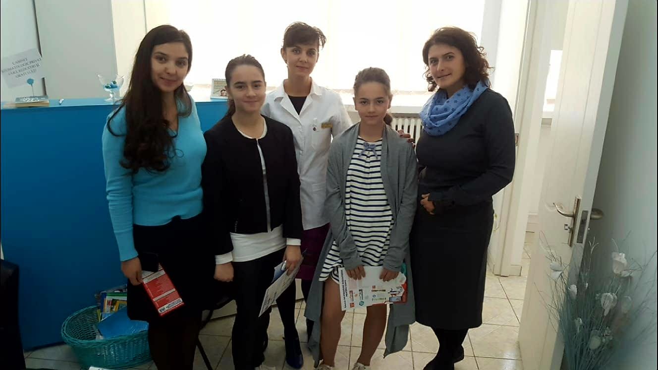 Proiectul „Dăruieşte un zâmbet” continuă şi în noul an universitar