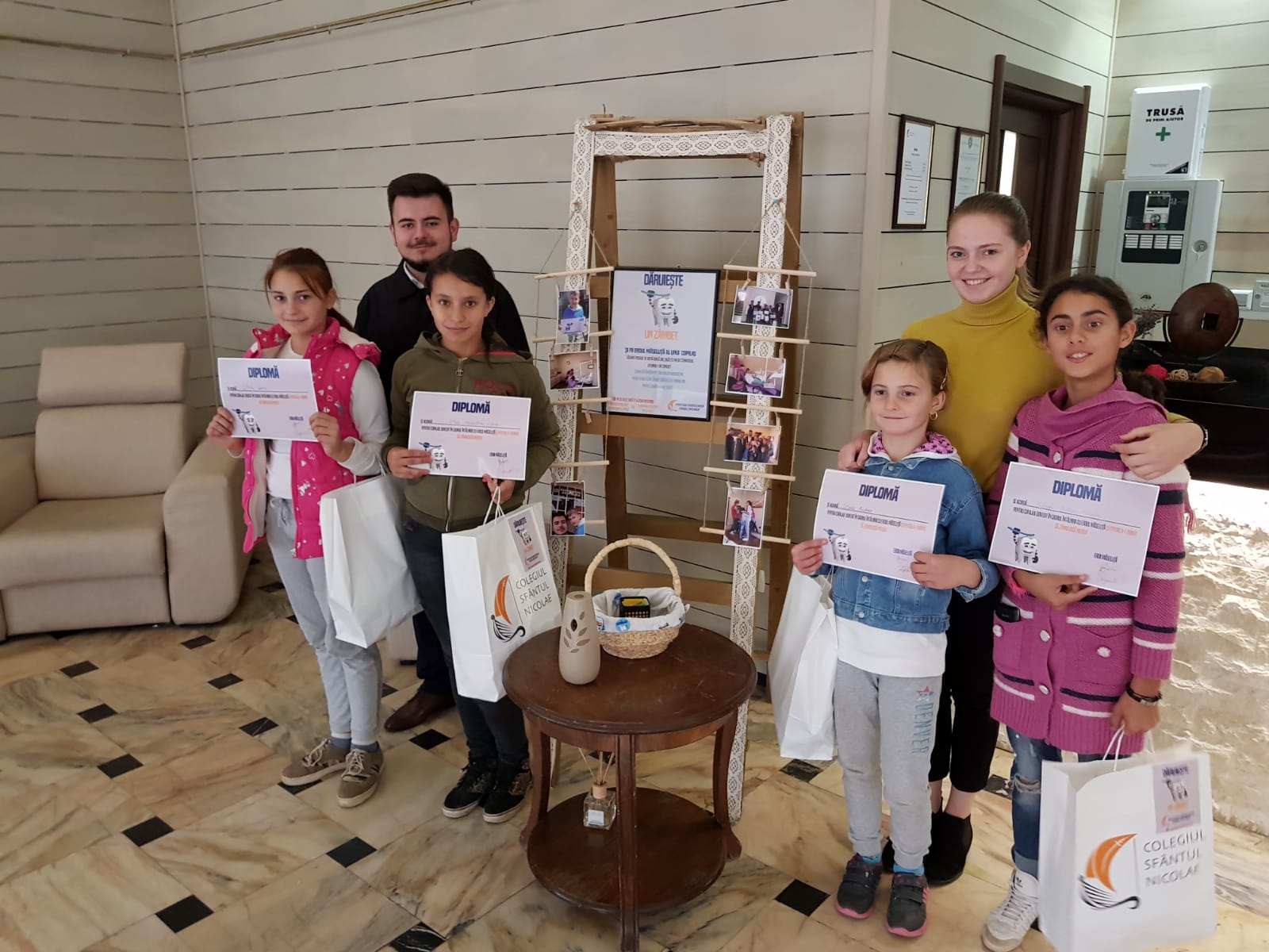 Proiectul „Dăruieşte un zâmbet” continuă şi în noul an universitar