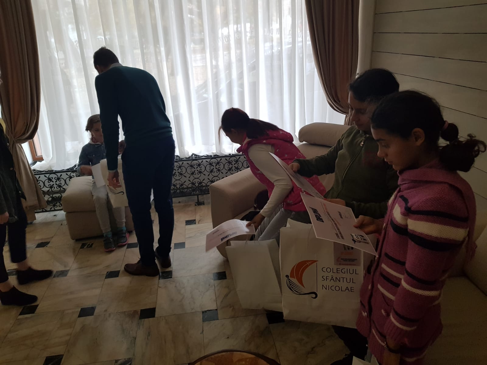 Proiectul „Dăruieşte un zâmbet” continuă şi în noul an universitar