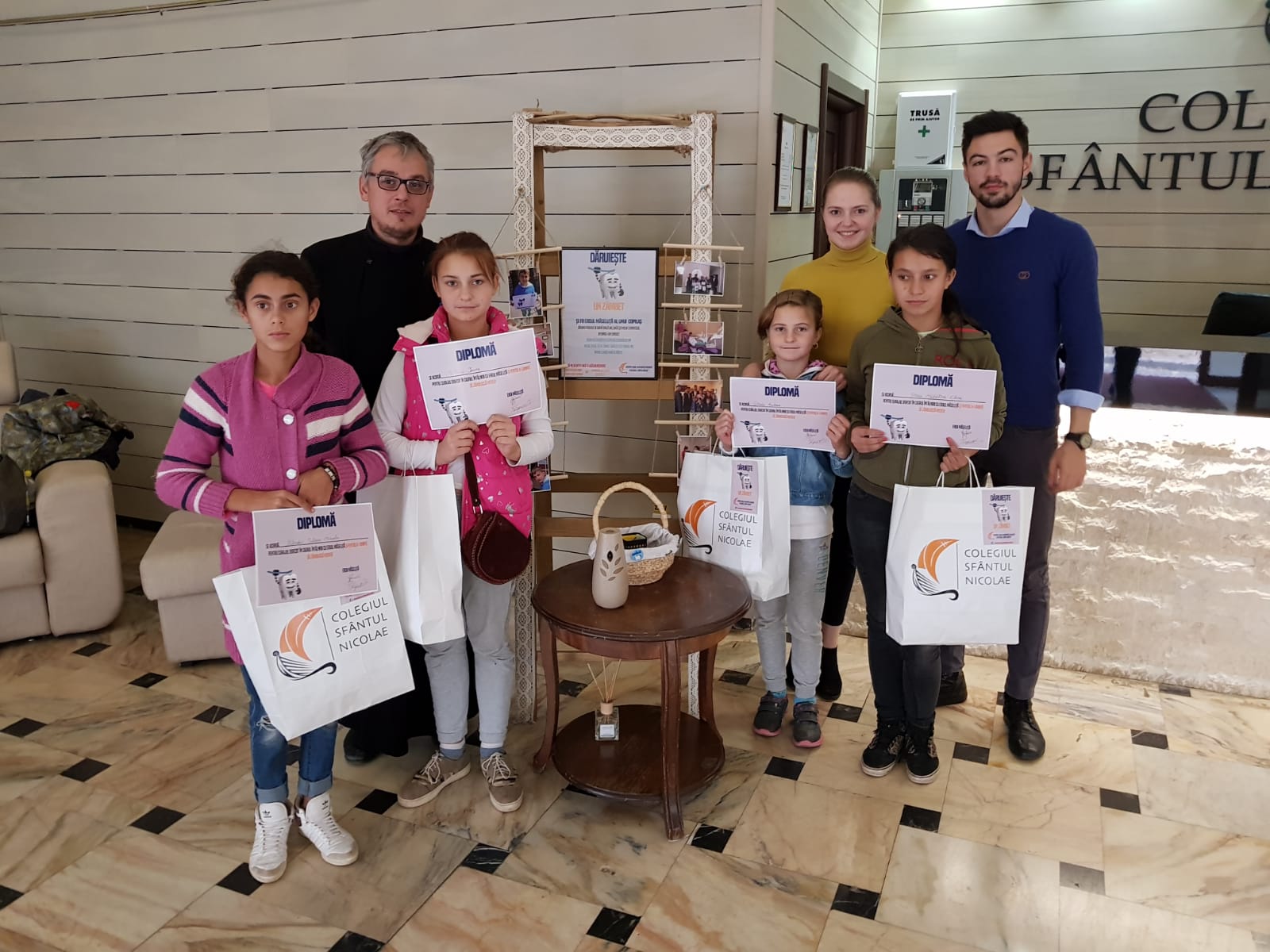 Proiectul „Dăruieşte un zâmbet” continuă şi în noul an universitar