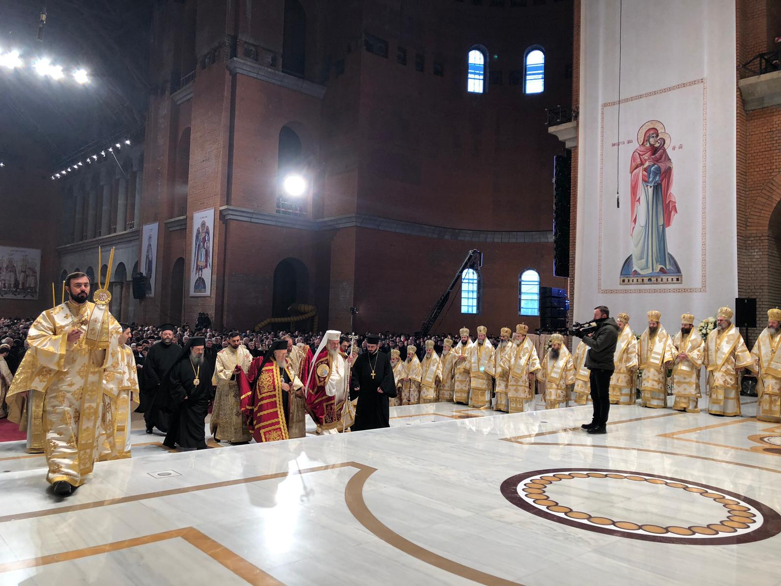 Eveniment istoric: Patriarhul Ecumenic şi Patriarhul României au sfinţit Catedrala Mântuirii Neamului