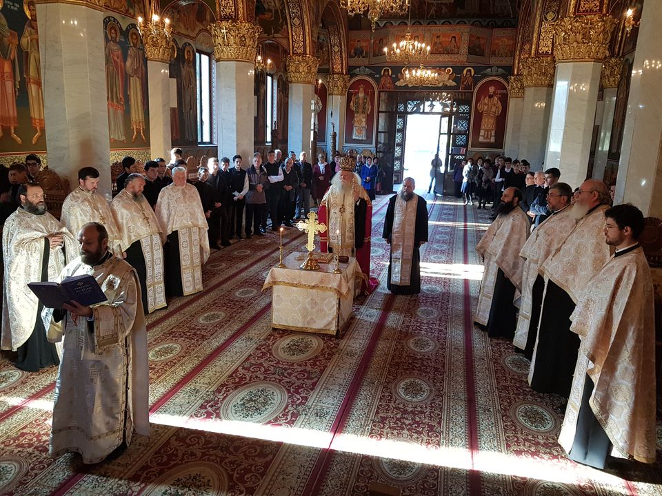 Aniversare în comunitatea Bisericii din Târgu Neamț: părintele prof. Mihai Vizitiu a împlinit 80 de ani