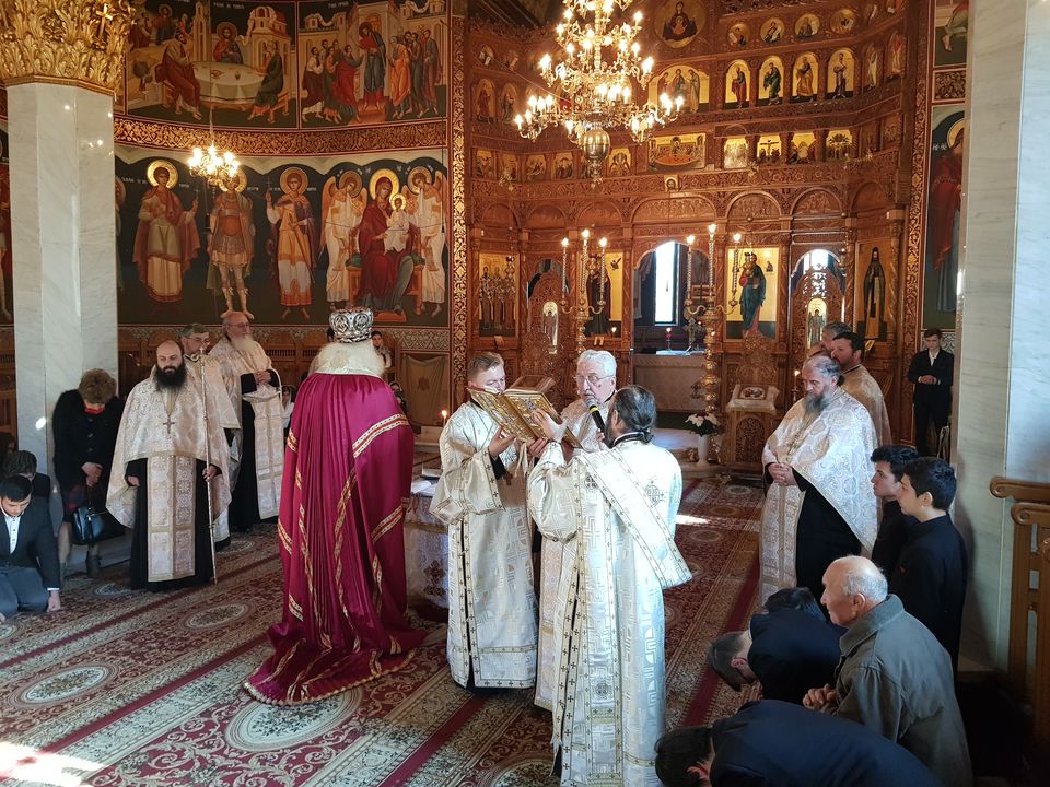 Aniversare în comunitatea Bisericii din Târgu Neamț: părintele prof. Mihai Vizitiu a împlinit 80 de ani