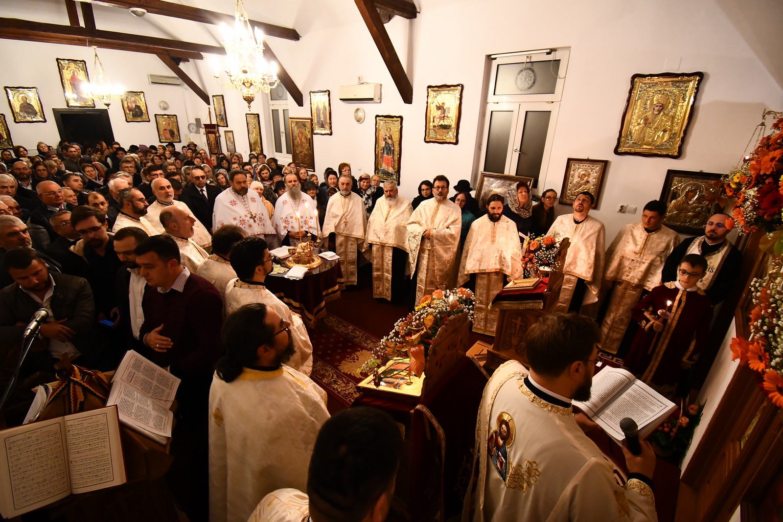 Sfinţii Arhangheli serbaţi în cartierul ieşean Canta