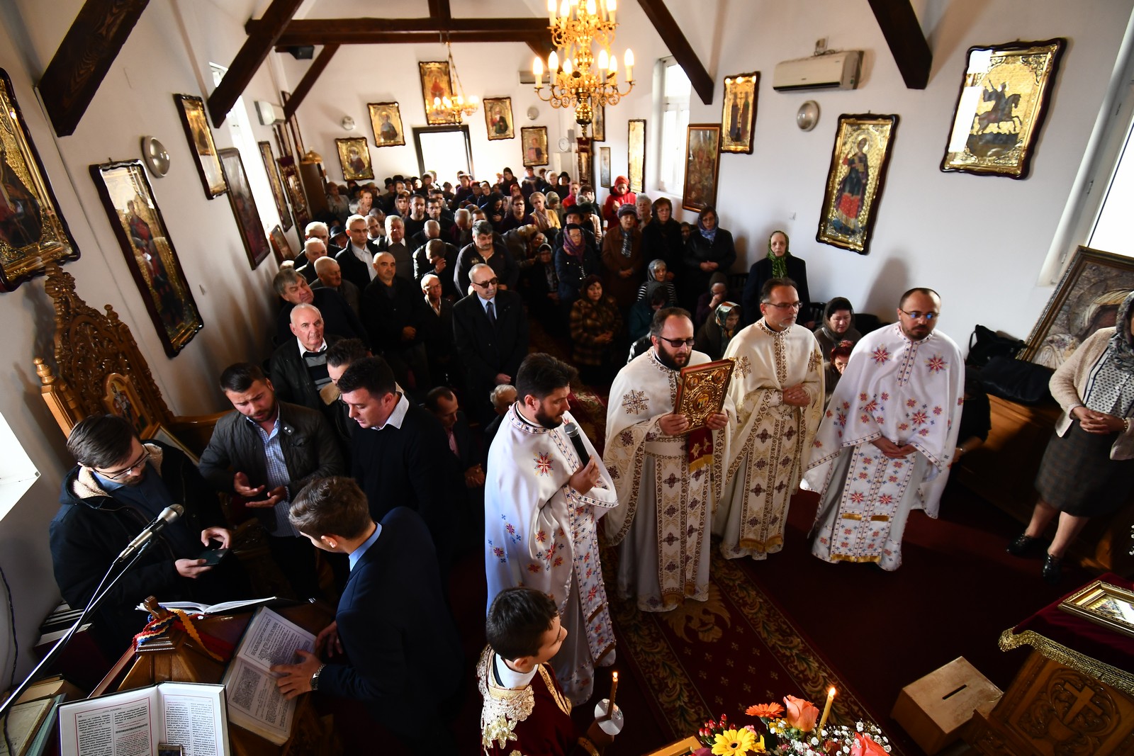 Foto: Constantin Ciofu Sfinţii Arhangheli serbaţi în cartierul ieşean Canta
