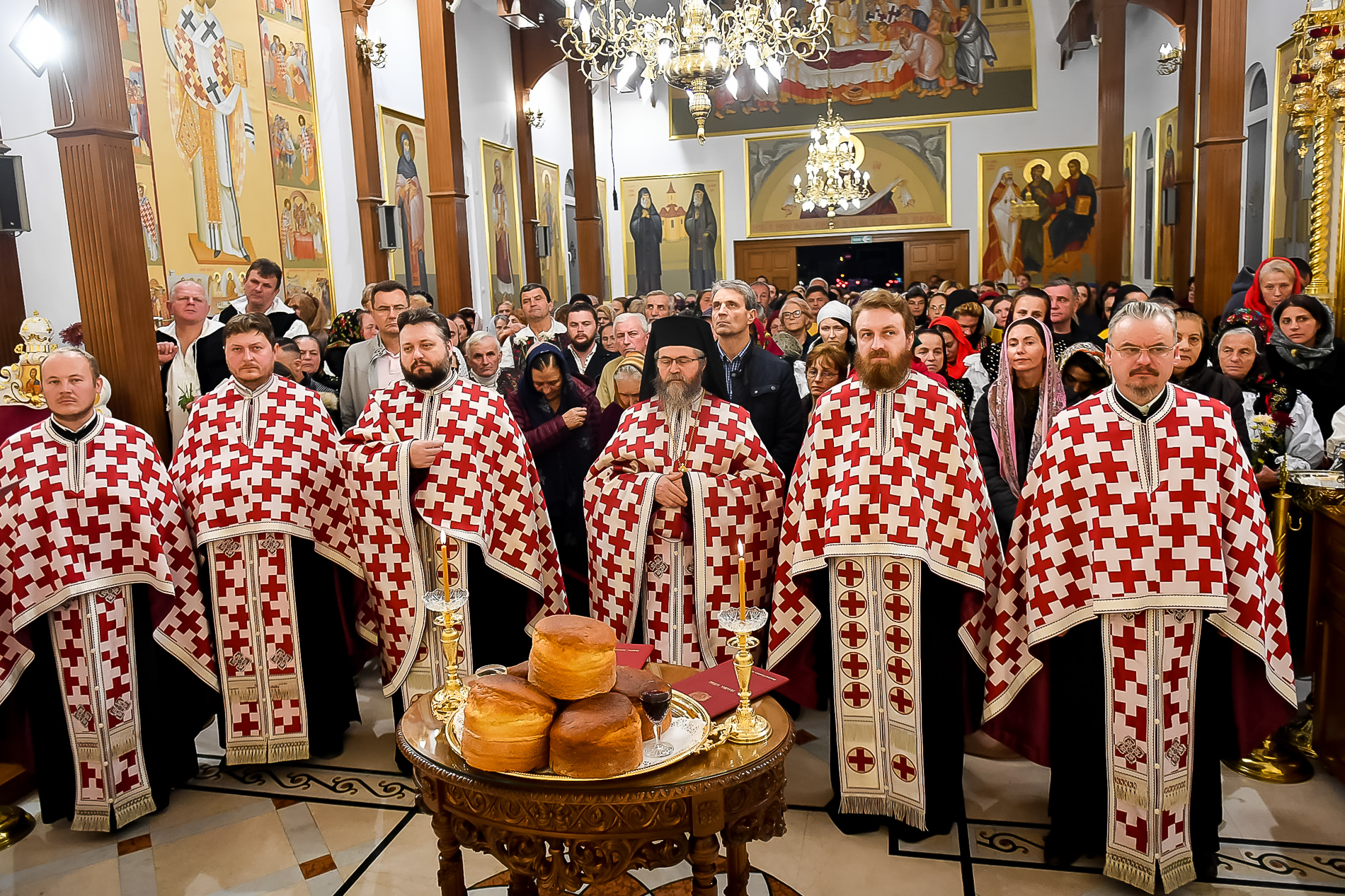 Procesiune cu moaștele Sfântului Ioan Gură de Aur, la Paraclisul Catedralei Naționale