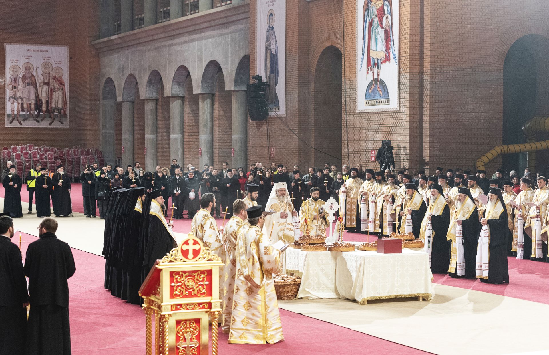 Eroii neamului au fost pomeniţi pentru prima dată la Catedrala Naţională