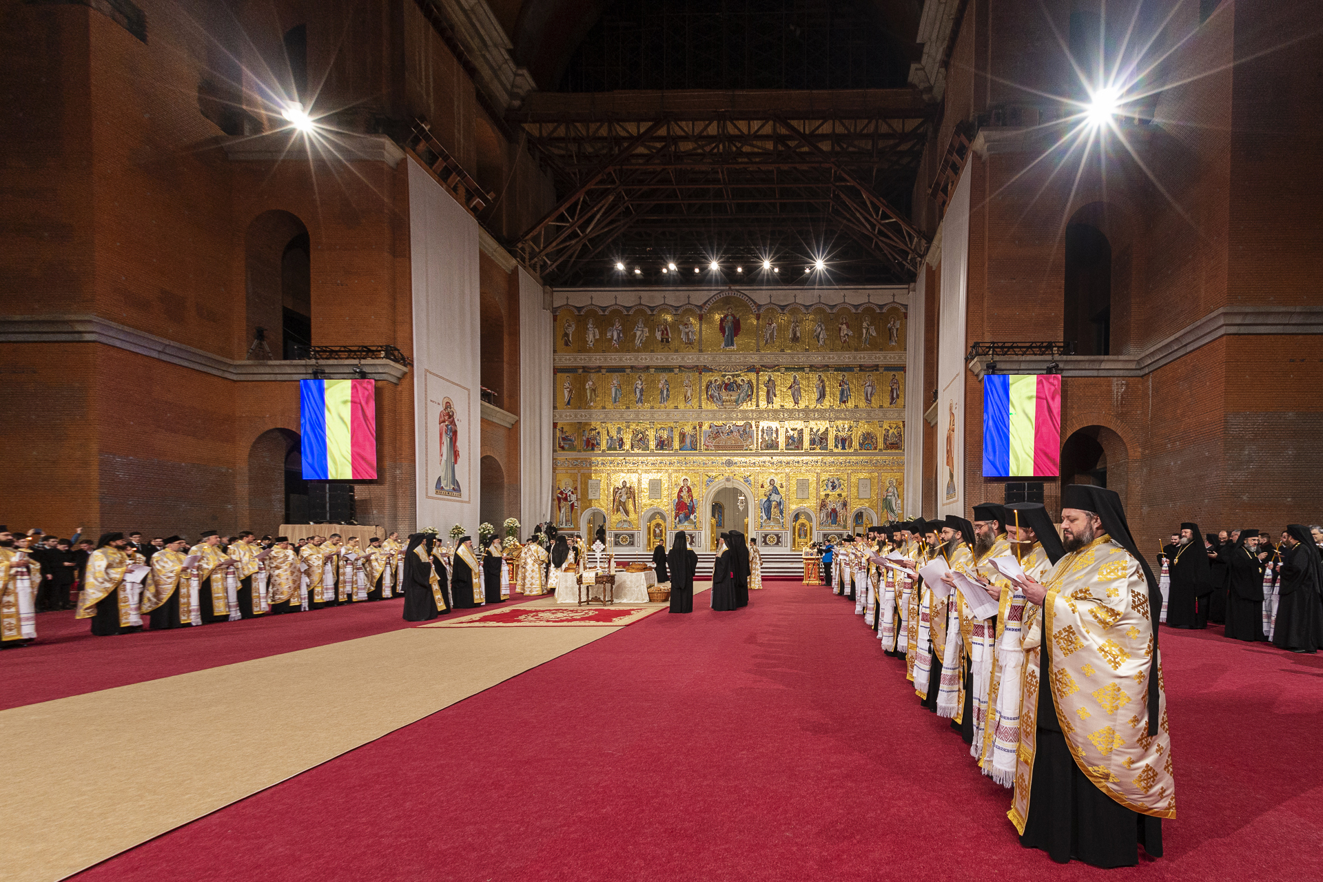 Eroii neamului au fost pomeniţi pentru prima dată la Catedrala Naţională