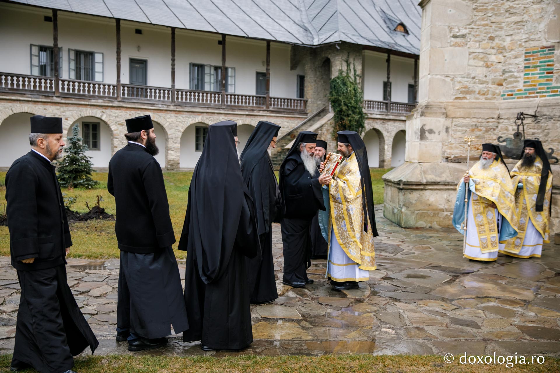 Ierarhi şi teologi participanţi la „Întâlnirea cu duhovnicul”, în rugăciune la Sfântul Paisie Ierarhi şi teologi participanţi la „Întâlnirea cu duhovnicul”, în rugăciune la Sfântul Paisie