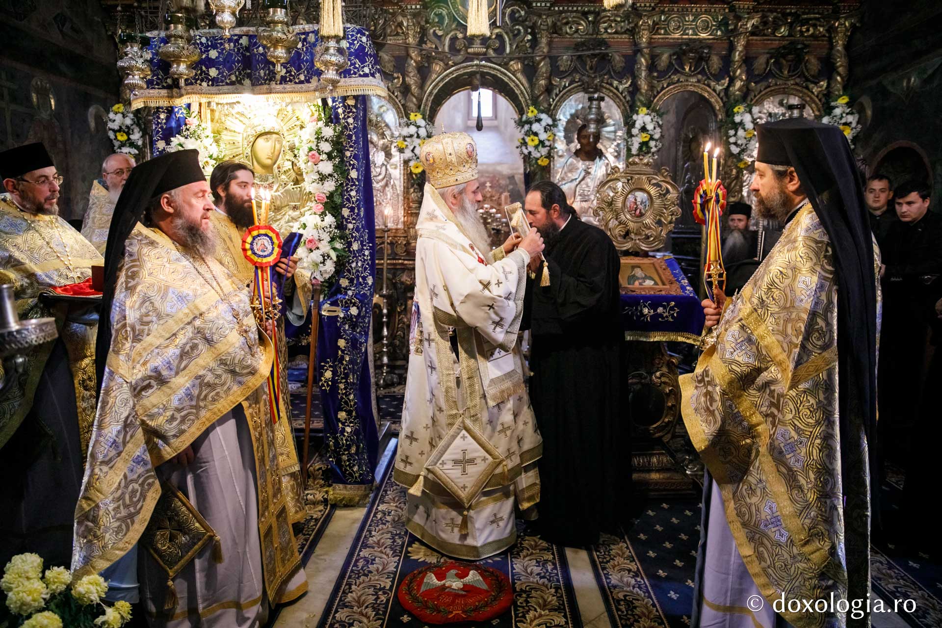 Ierarhi şi teologi participanţi la „Întâlnirea cu duhovnicul”, în rugăciune la Sfântul Paisie Ierarhi şi teologi participanţi la „Întâlnirea cu duhovnicul”, în rugăciune la Sfântul Paisie