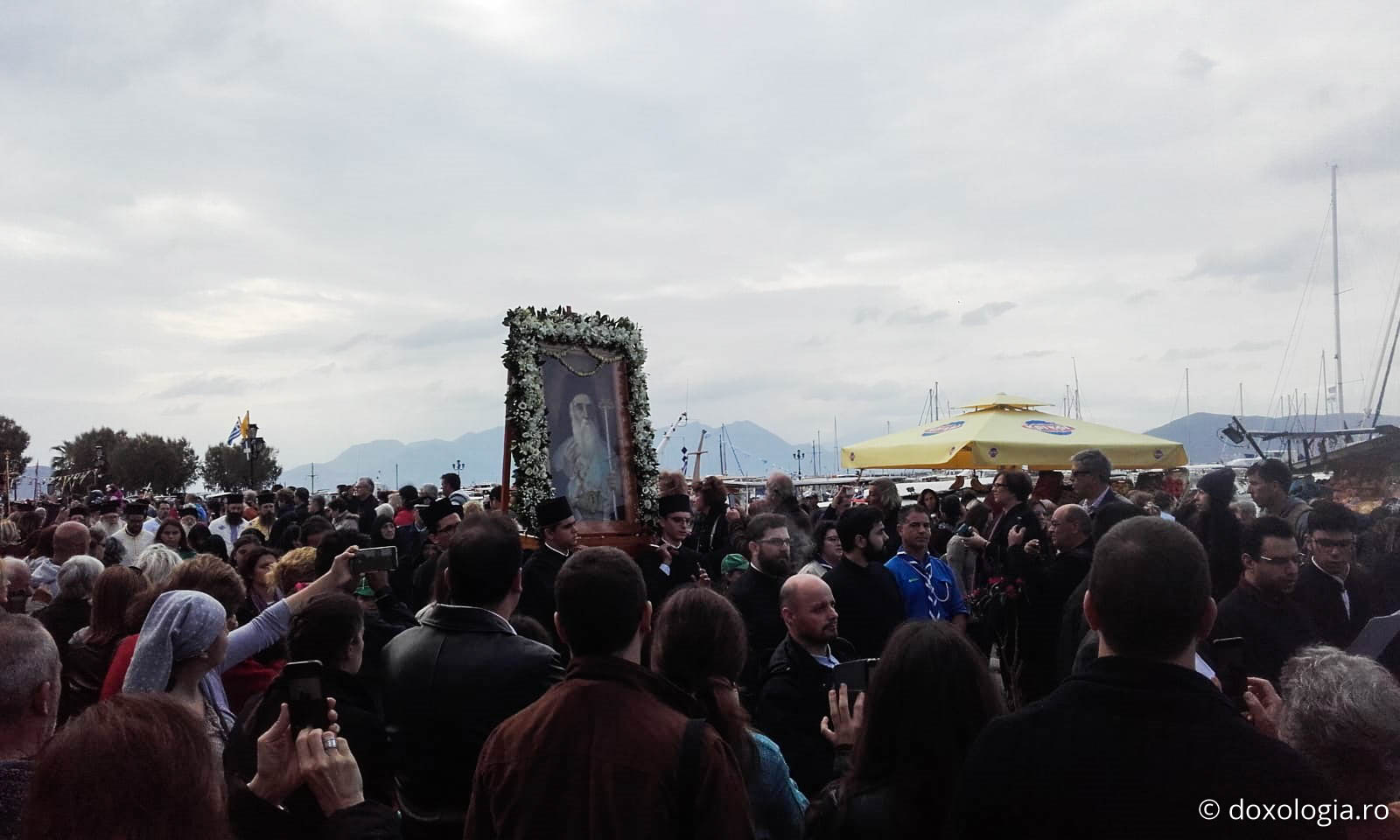 (Foto) Procesiune cu moaștele Sfântului Ierarh Nectarie în Insula Eghina – 9 noiembrie 2018