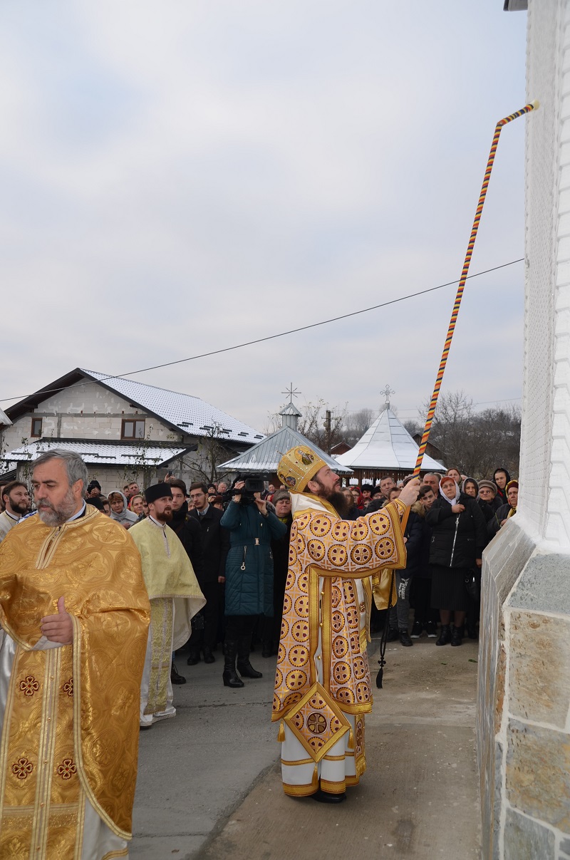 Biserica din Pleşeşti a fost resfinţită: „Vă îndemn să vă îmbogăţiţi în Dumnezeu”