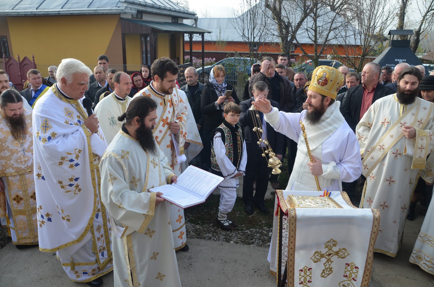 Biserica din satul sucevean Vâlcele, sfinţită de Preasfinţitul Părinte Damaschin Dorneanul