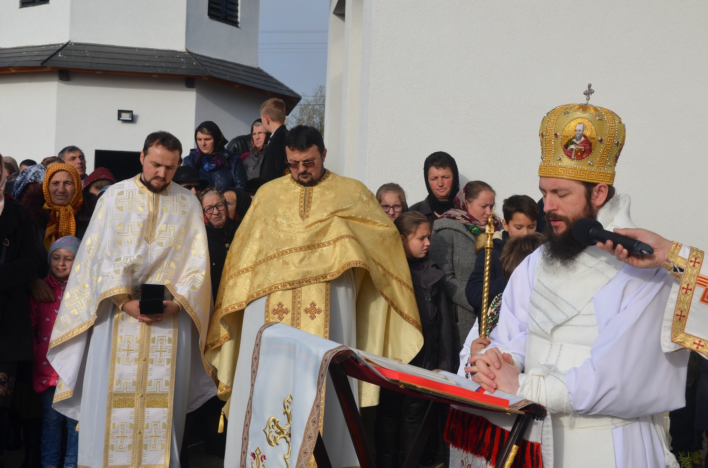 Biserica din satul sucevean Vâlcele, sfinţită de Preasfinţitul Părinte Damaschin Dorneanul
