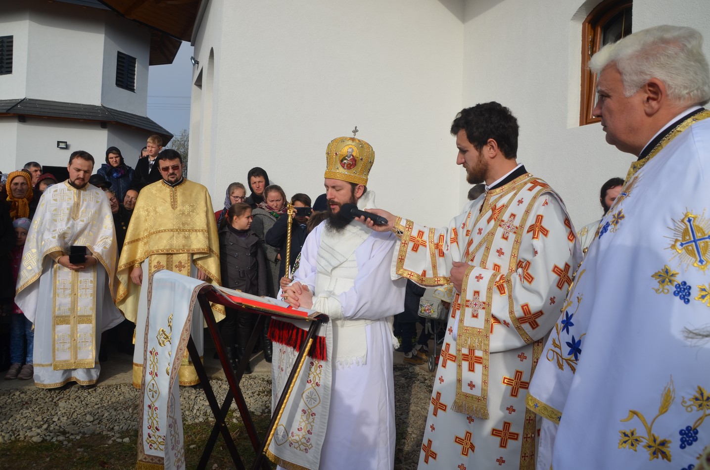 Biserica din satul sucevean Vâlcele, sfinţită de Preasfinţitul Părinte Damaschin Dorneanul