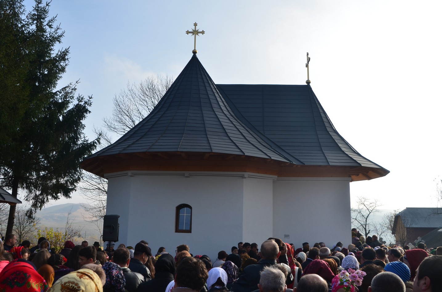 Biserica din satul sucevean Vâlcele, sfinţită de Preasfinţitul Părinte Damaschin Dorneanul