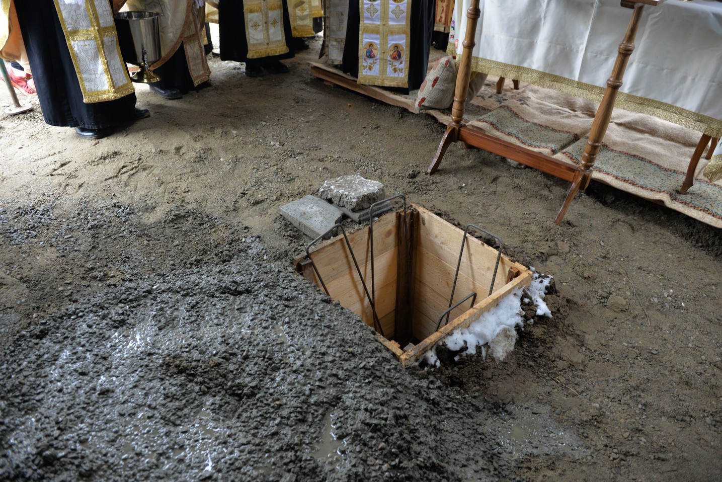 Sfințire de loc de biserică în Bucium-Iași: IPS Mitropolit Teofan a pus piatra de temelie