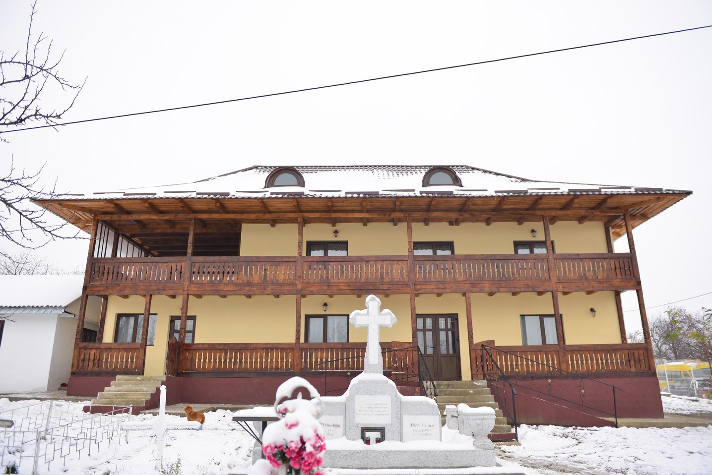 Liturghie arhierească şi sfinţire de casă socială la Parohia Rotărie: „Atunci când ne îmbogățim în Dumnezeu avem de toate”