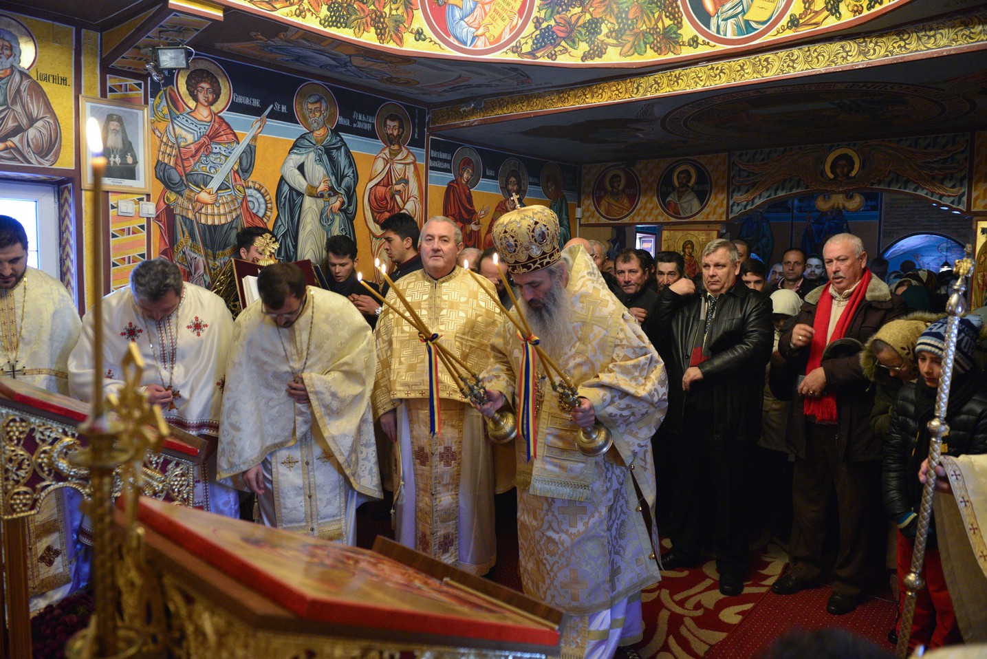 Liturghie arhierească şi sfinţire de casă socială la Parohia Rotărie: „Atunci când ne îmbogățim în Dumnezeu avem de toate”