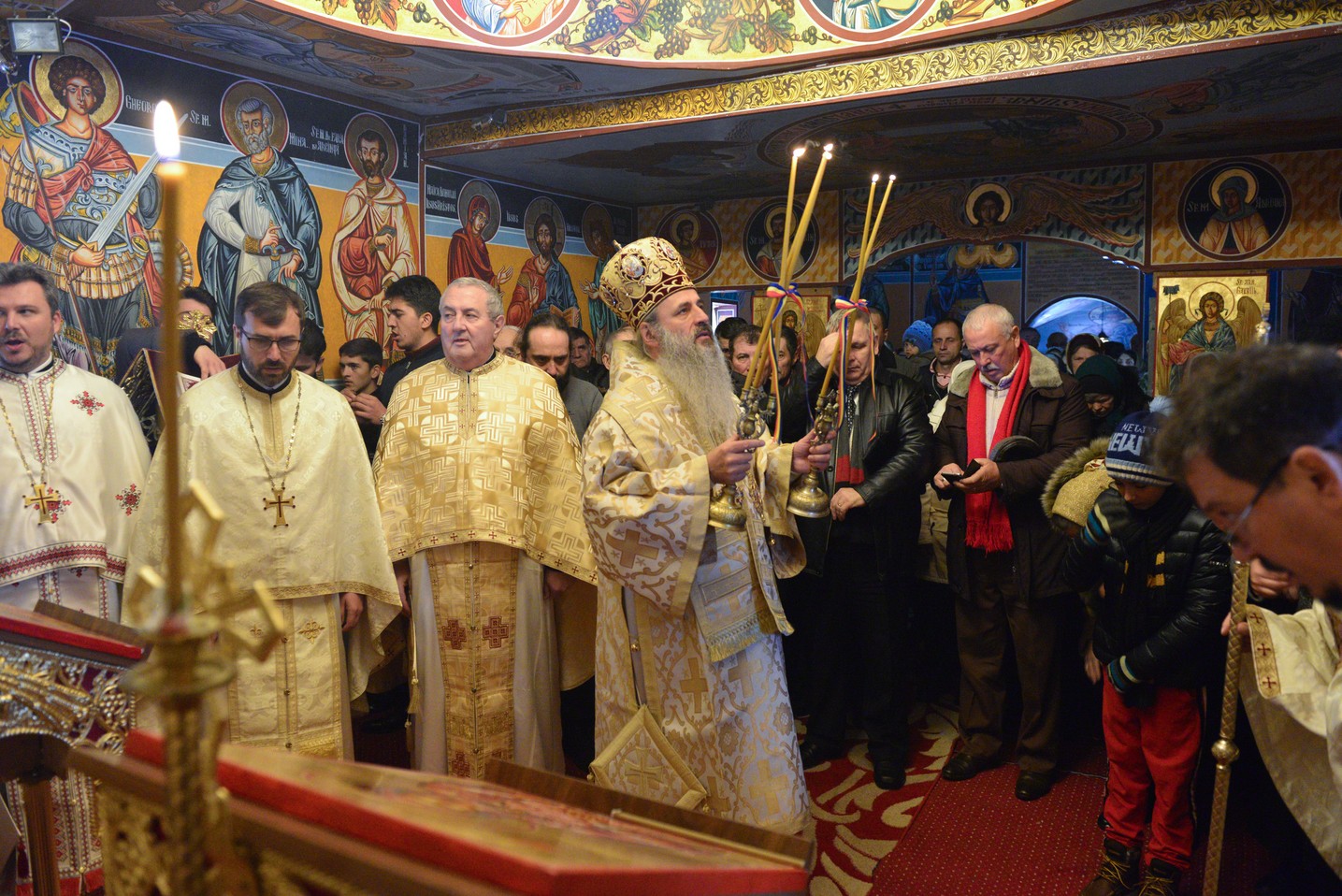 Liturghie arhierească şi sfinţire de casă socială la Parohia Rotărie: „Atunci când ne îmbogățim în Dumnezeu avem de toate”