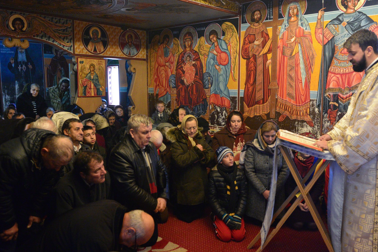 Liturghie arhierească şi sfinţire de casă socială la Parohia Rotărie: „Atunci când ne îmbogățim în Dumnezeu avem de toate”