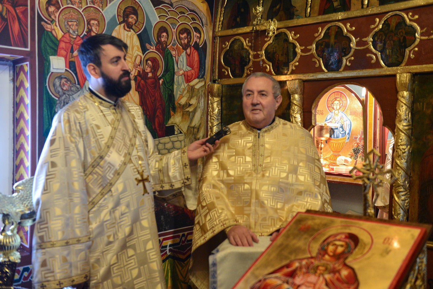 Liturghie arhierească şi sfinţire de casă socială la Parohia Rotărie: „Atunci când ne îmbogățim în Dumnezeu avem de toate”