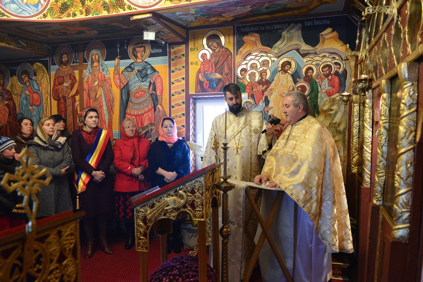 Liturghie arhierească şi sfinţire de casă socială la Parohia Rotărie: „Atunci când ne îmbogățim în Dumnezeu avem de toate”