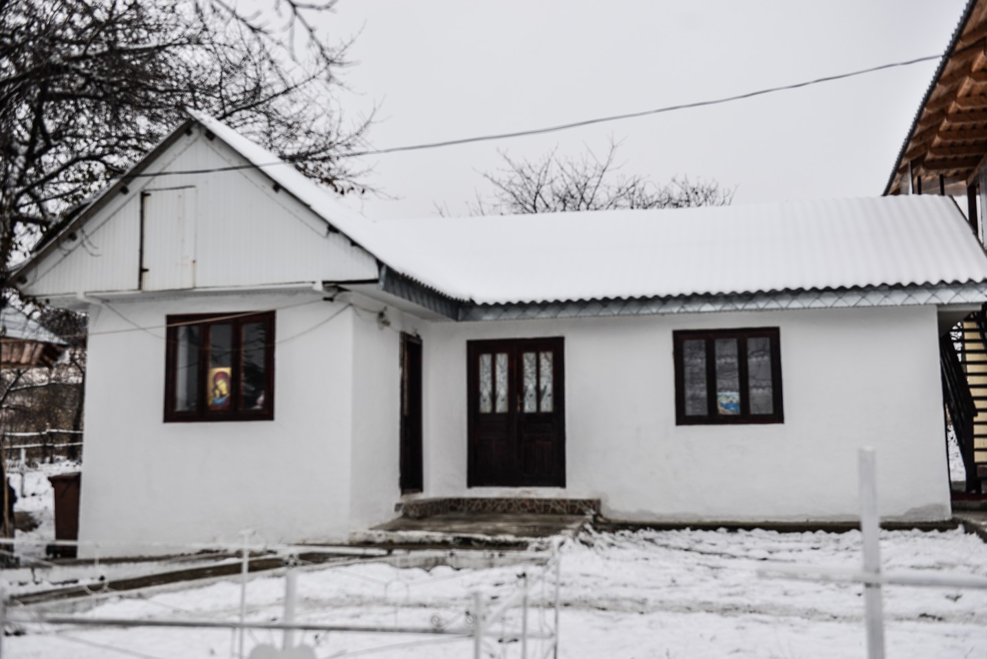 Liturghie arhierească şi sfinţire de casă socială la Parohia Rotărie: „Atunci când ne îmbogățim în Dumnezeu avem de toate”