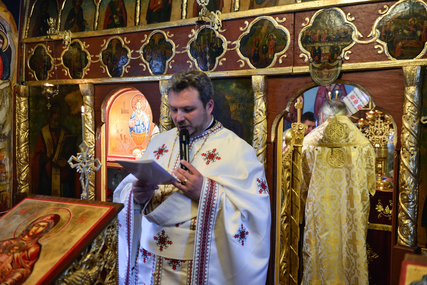 Liturghie arhierească şi sfinţire de casă socială la Parohia Rotărie: „Atunci când ne îmbogățim în Dumnezeu avem de toate”