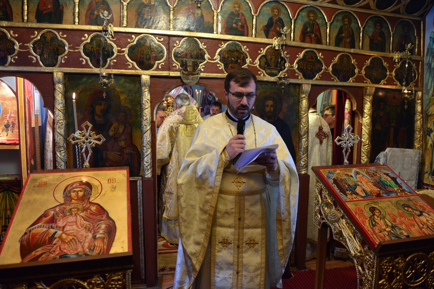 Liturghie arhierească şi sfinţire de casă socială la Parohia Rotărie: „Atunci când ne îmbogățim în Dumnezeu avem de toate”