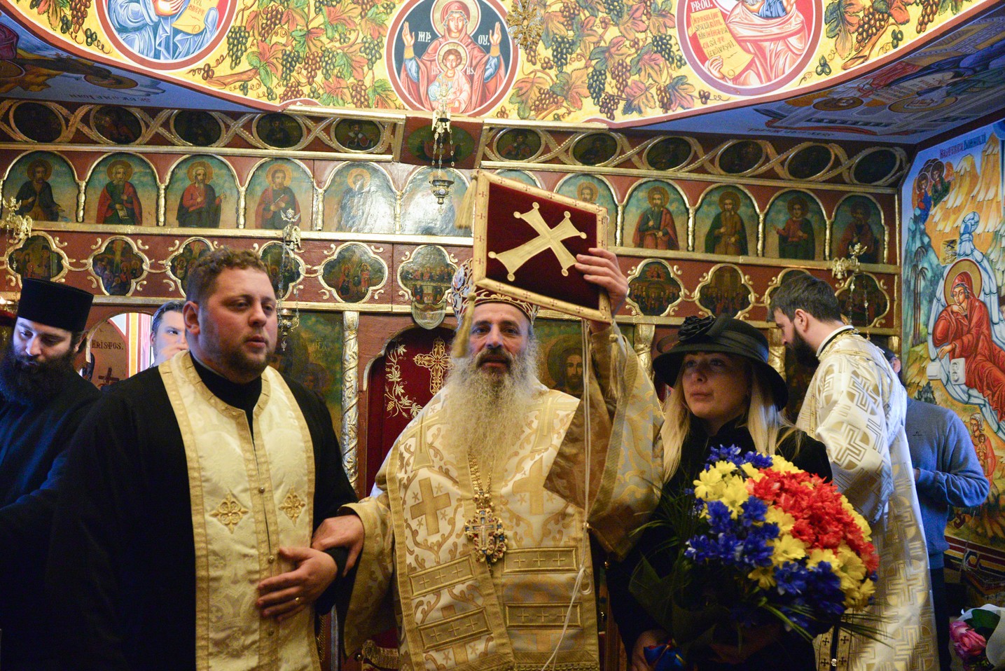 Liturghie arhierească şi sfinţire de casă socială la Parohia Rotărie: „Atunci când ne îmbogățim în Dumnezeu avem de toate”