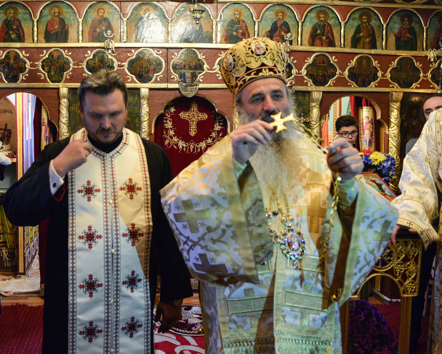 Liturghie arhierească şi sfinţire de casă socială la Parohia Rotărie: „Atunci când ne îmbogățim în Dumnezeu avem de toate”