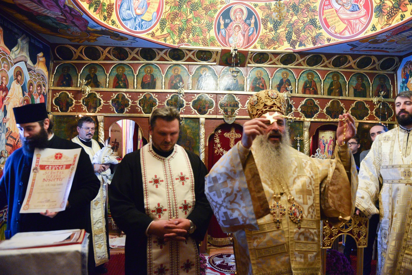 Liturghie arhierească şi sfinţire de casă socială la Parohia Rotărie: „Atunci când ne îmbogățim în Dumnezeu avem de toate”