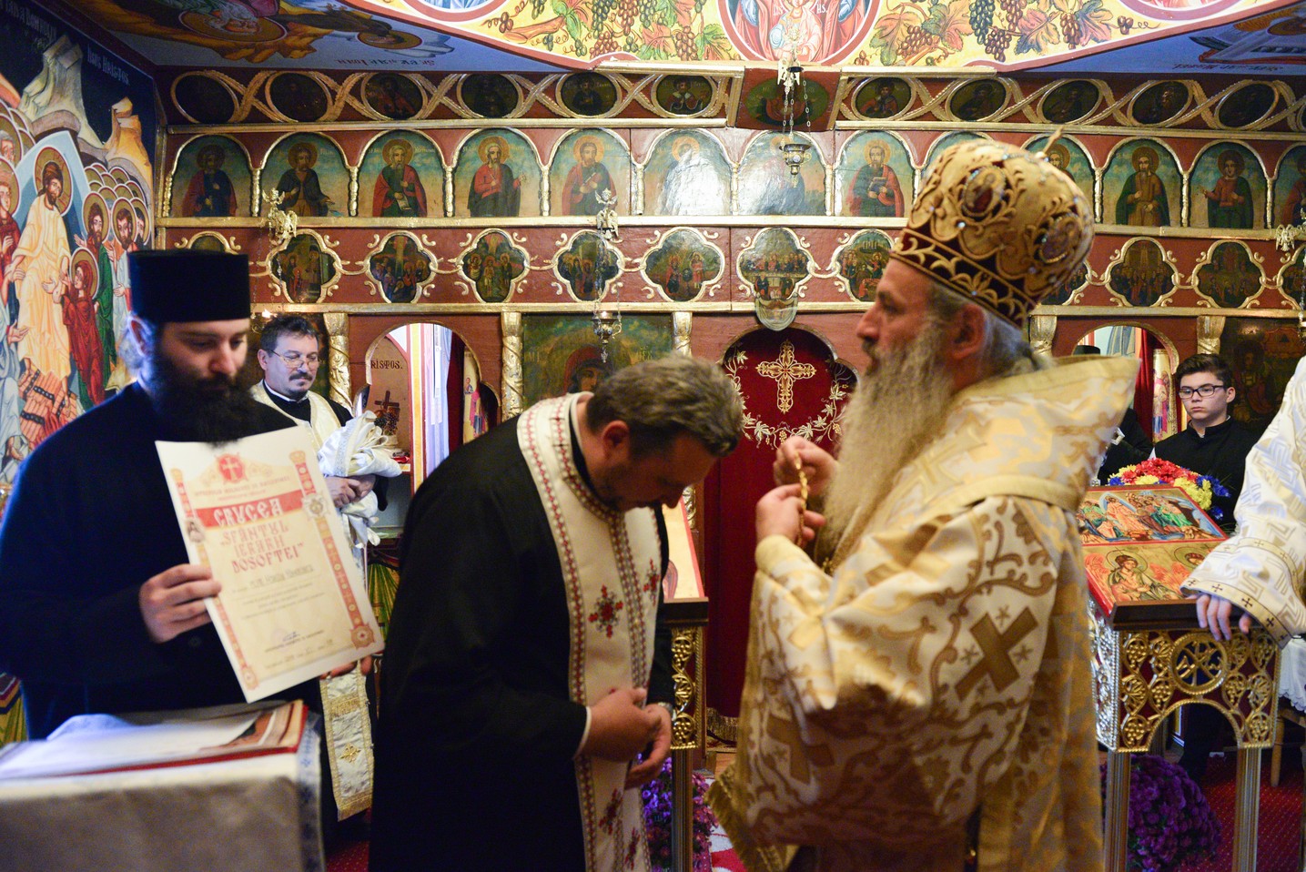 Liturghie arhierească şi sfinţire de casă socială la Parohia Rotărie: „Atunci când ne îmbogățim în Dumnezeu avem de toate”