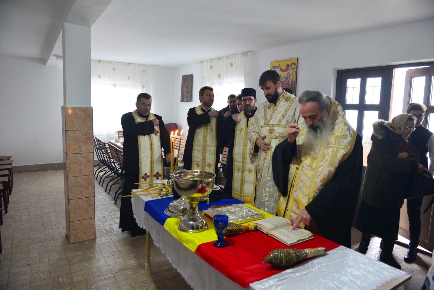 Liturghie arhierească şi sfinţire de casă socială la Parohia Rotărie: „Atunci când ne îmbogățim în Dumnezeu avem de toate”