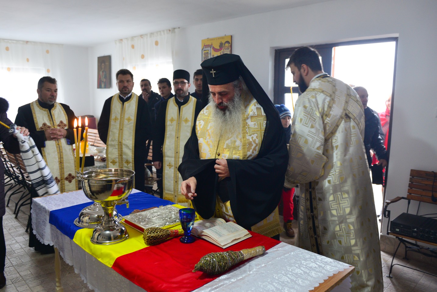 Liturghie arhierească şi sfinţire de casă socială la Parohia Rotărie: „Atunci când ne îmbogățim în Dumnezeu avem de toate”