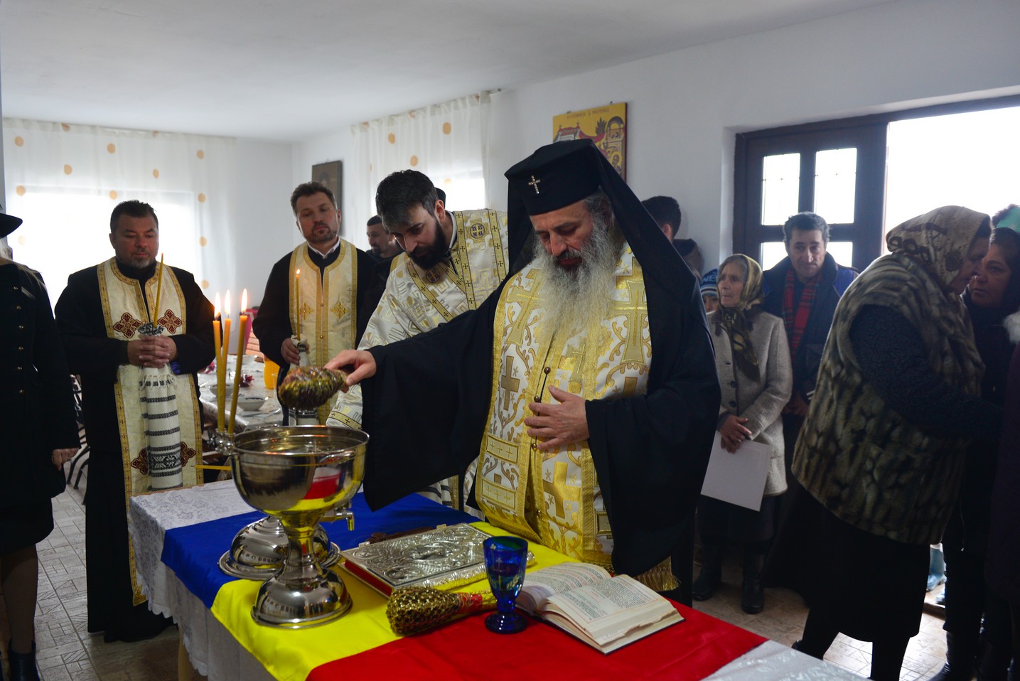 Liturghie arhierească şi sfinţire de casă socială la Parohia Rotărie: „Atunci când ne îmbogățim în Dumnezeu avem de toate”