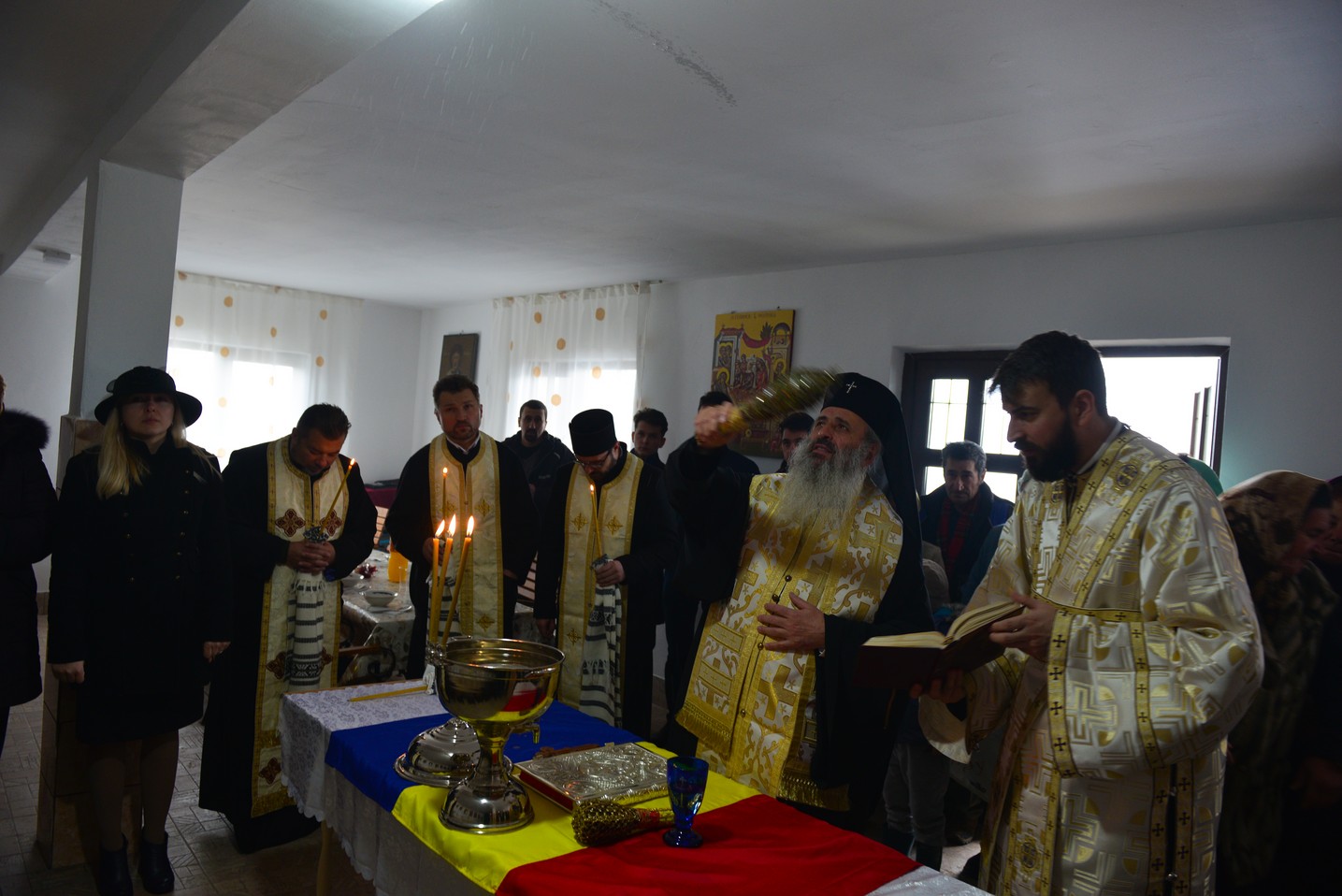 Liturghie arhierească şi sfinţire de casă socială la Parohia Rotărie: „Atunci când ne îmbogățim în Dumnezeu avem de toate”