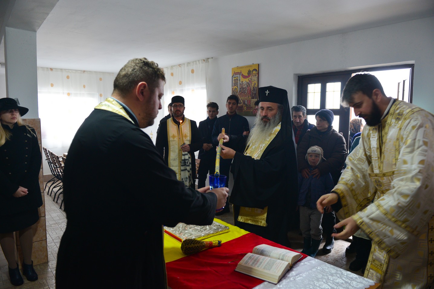 Liturghie arhierească şi sfinţire de casă socială la Parohia Rotărie: „Atunci când ne îmbogățim în Dumnezeu avem de toate”