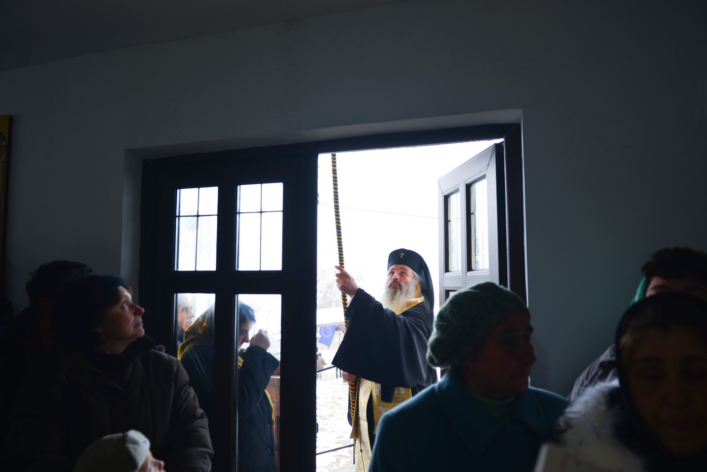 Liturghie arhierească şi sfinţire de casă socială la Parohia Rotărie: „Atunci când ne îmbogățim în Dumnezeu avem de toate”