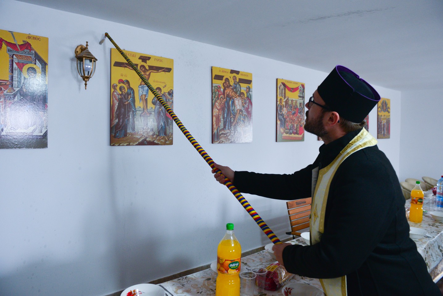 Liturghie arhierească şi sfinţire de casă socială la Parohia Rotărie: „Atunci când ne îmbogățim în Dumnezeu avem de toate”