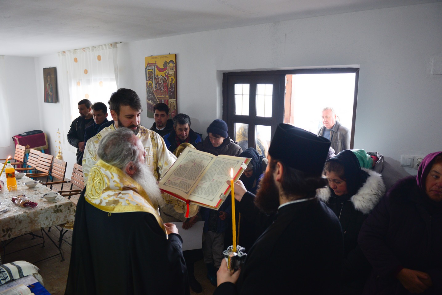 Liturghie arhierească şi sfinţire de casă socială la Parohia Rotărie: „Atunci când ne îmbogățim în Dumnezeu avem de toate”