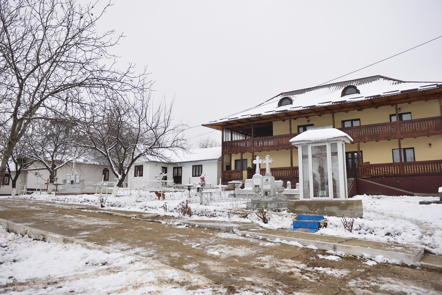 Liturghie arhierească şi sfinţire de casă socială la Parohia Rotărie: „Atunci când ne îmbogățim în Dumnezeu avem de toate”