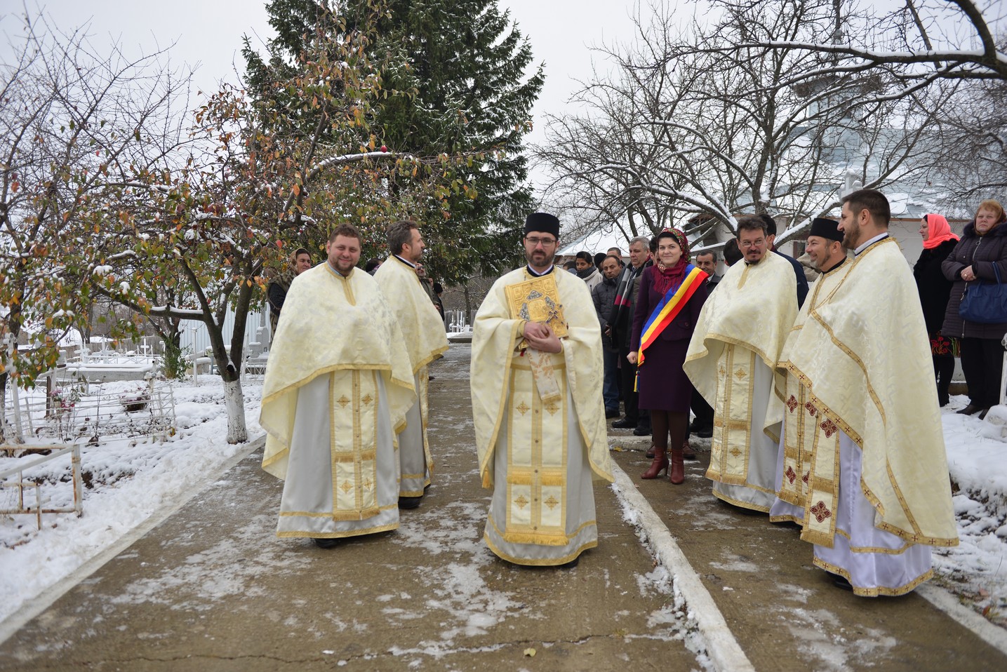 Liturghie arhierească şi sfinţire de casă socială la Parohia Rotărie: „Atunci când ne îmbogățim în Dumnezeu avem de toate”