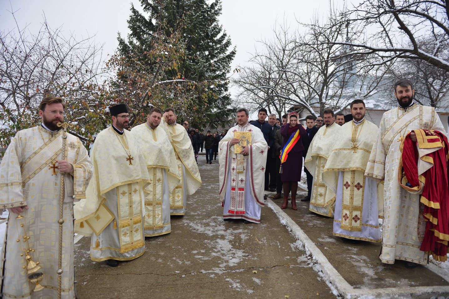 Liturghie arhierească şi sfinţire de casă socială la Parohia Rotărie: „Atunci când ne îmbogățim în Dumnezeu avem de toate”