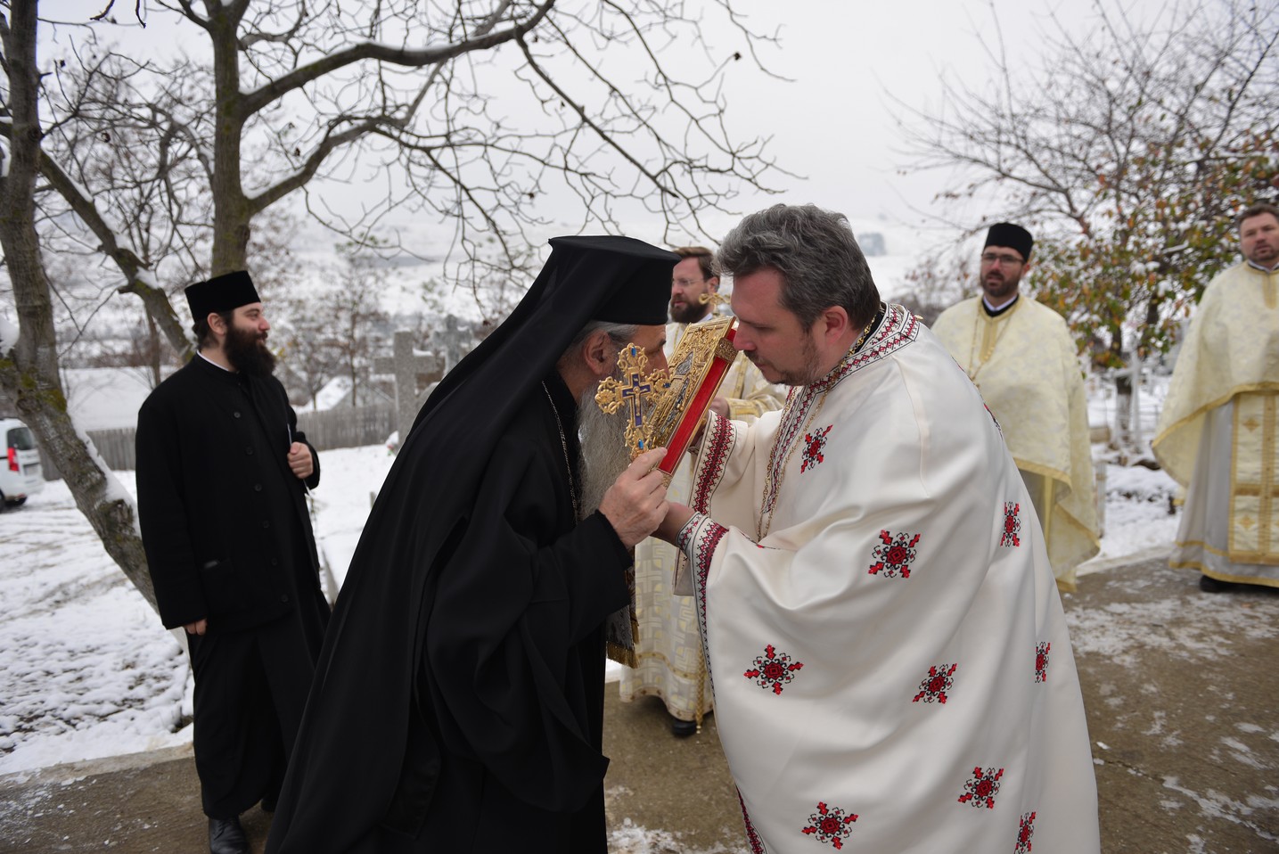 Liturghie arhierească şi sfinţire de casă socială la Parohia Rotărie: „Atunci când ne îmbogățim în Dumnezeu avem de toate”