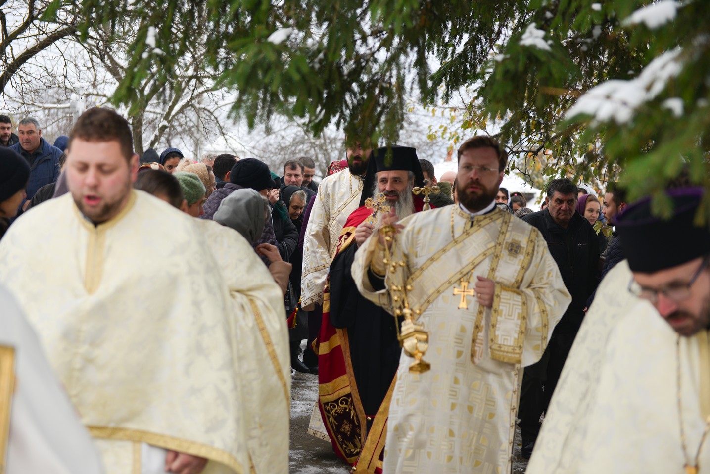 Liturghie arhierească şi sfinţire de casă socială la Parohia Rotărie: „Atunci când ne îmbogățim în Dumnezeu avem de toate”