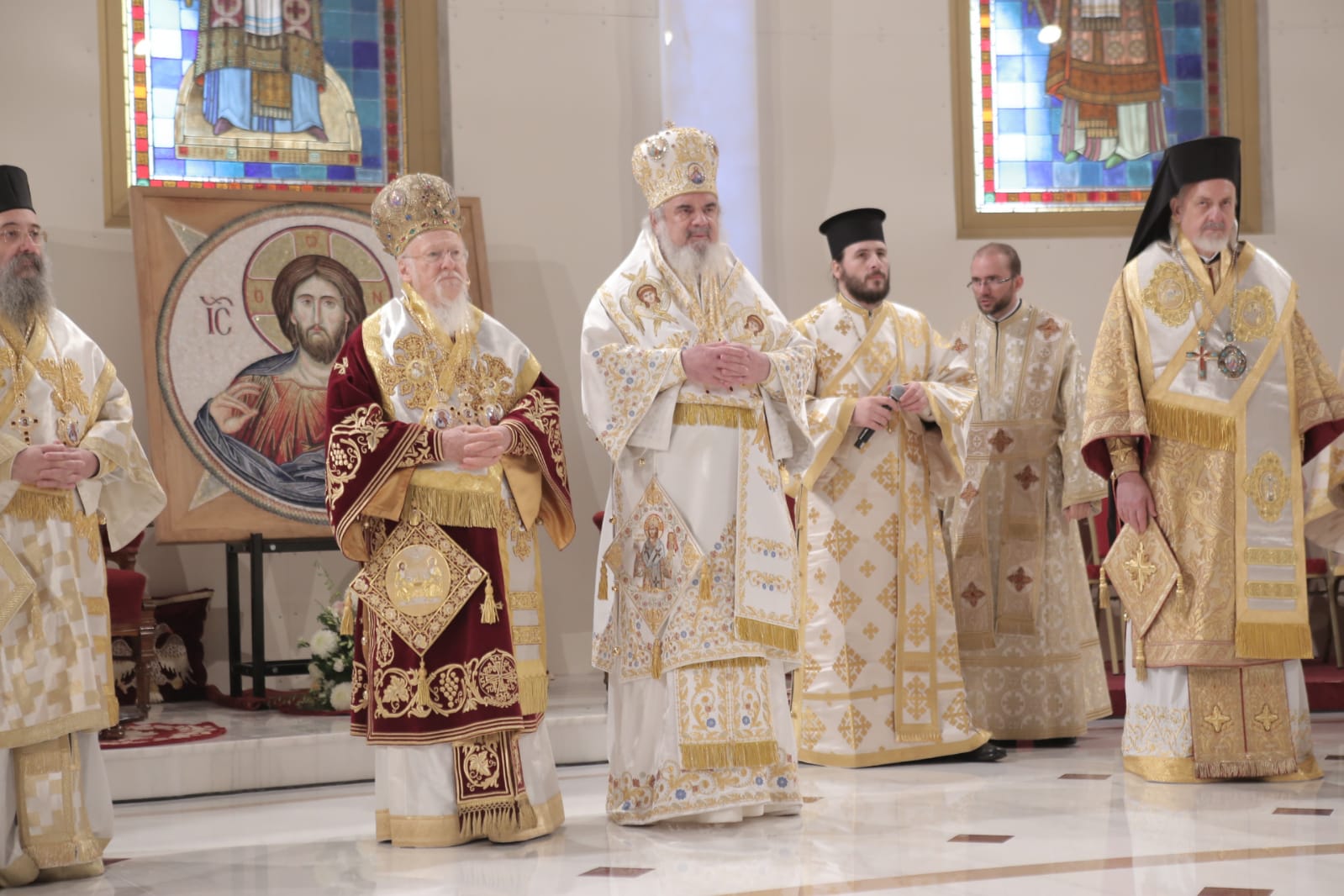 Patriarhul Ecumenic Bartolomeu alături de Patriarhul României oficiază prima Sfantă Liturghie din Catedrala Mântuirii Neamului