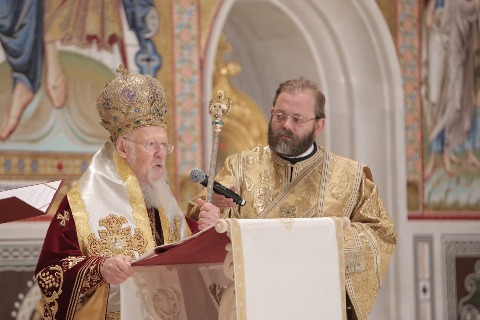 Patriarhul Ecumenic Bartolomeu alături de Patriarhul României oficiază prima Sfantă Liturghie din Catedrala Mântuirii Neamului